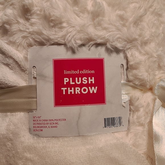 Ulta Limited Edition rosette plush throw NWT - Picture 3 of 7